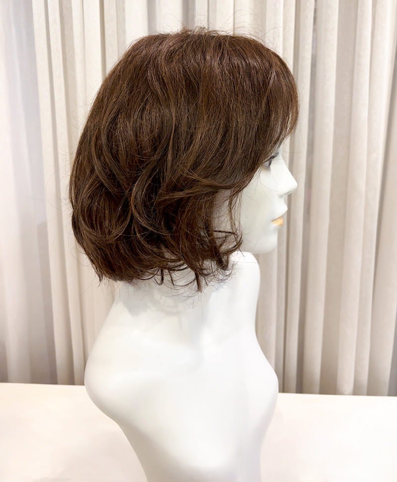 【WEB限定一点もの】手植えオールウィッグ【ボブ】UMEDA-963-ZMB人毛ミックスマロンブラウン【梅田サロンカットウィッグ】Mサイズ　マネキン着用画像