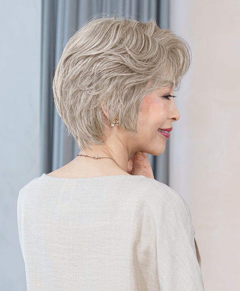 【公式サイト限定】PRISILA Limiシニア手植えオールウィッグ(人毛ミックス)【グレースカールショート】LA-009(Mサイズ)　モデル着用画像カラー：ZRGH