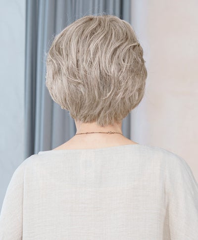 【公式サイト限定】PRISILA Limiシニア手植えオールウィッグ(人毛ミックス)【グレースカールショート】LA-009(Mサイズ)　モデル着用画像カラー：ZRGH
