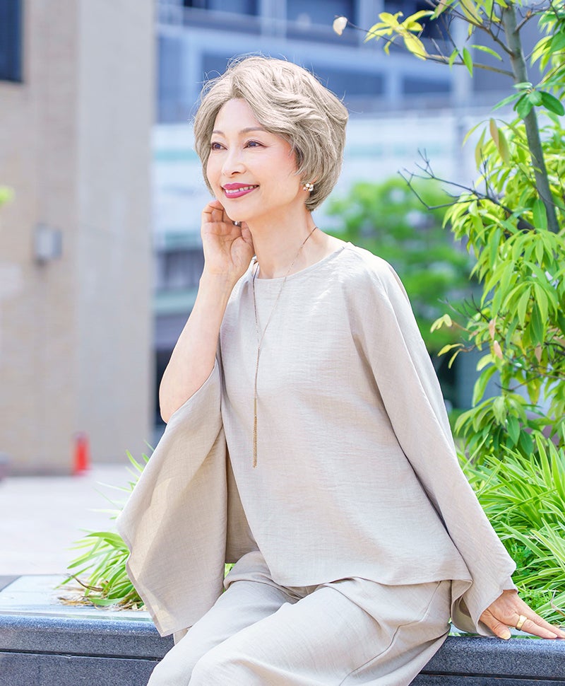 【公式サイト限定】PRISILA Limiシニア手植えオールウィッグ(人毛ミックス)【グレースカールショート】LA-009(Mサイズ)　モデル着用画像カラー：ZRGH