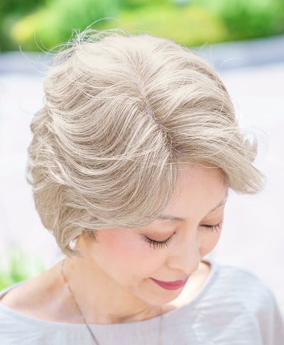 【公式サイト限定】PRISILA Limiシニア手植えオールウィッグ(人毛ミックス)【グレースカールショート】LA-009(Mサイズ)　モデル着用画像カラー：ZRGH