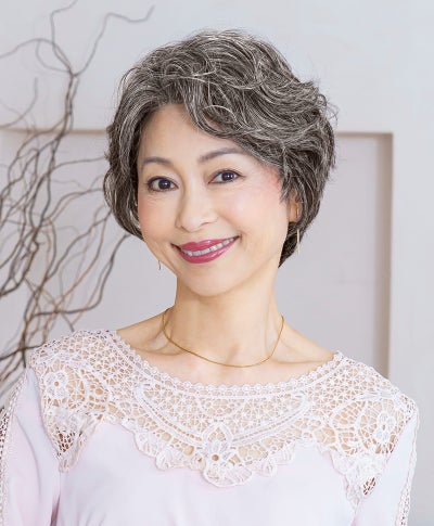 【公式サイト限定】PRISILA Limiシニア手植えオールウィッグ(人毛ミックス)【グレースカールショート】LA-009(Mサイズ)　モデル着用画像カラー：ZNGH:人毛ミックスナチュラルグレイヘア