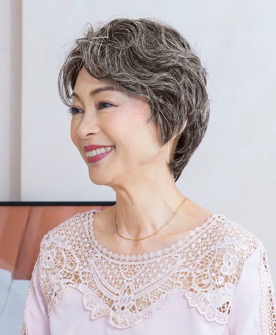 【公式サイト限定】PRISILA Limiシニア手植えオールウィッグ(人毛ミックス)【グレースカールショート】LA-009(Mサイズ)　モデル着用画像カラー：ZNGH:人毛ミックスナチュラルグレイヘア