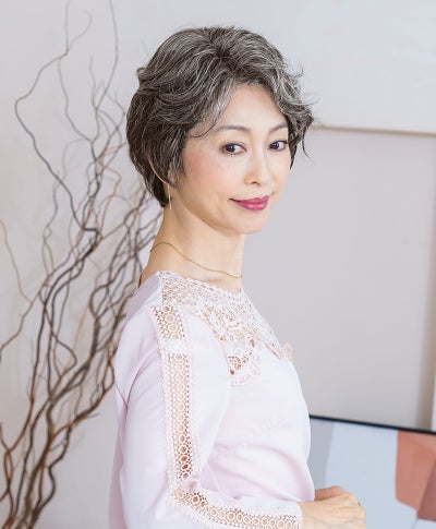 【公式サイト限定】PRISILA Limiシニア手植えオールウィッグ(人毛ミックス)【グレースカールショート】LA-009(Mサイズ)　モデル着用画像カラー：ZNGH:人毛ミックスナチュラルグレイヘア
