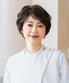 【公式サイト限定】PRISILA Limiシニア手植えオールウィッグ(人毛ミックス)【グレースカールショート】LA-009(Mサイズ)　モデル着用画像カラー：ZBGH:人毛ミックスブラックグレイヘア
