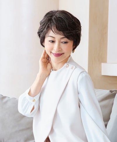 【公式サイト限定】PRISILA Limiシニア手植えオールウィッグ(人毛ミックス)【グレースカールショート】LA-009(Mサイズ)　モデル着用画像カラー：ZBGH:人毛ミックスブラックグレイヘア
