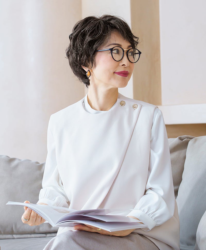 【公式サイト限定】PRISILA Limiシニア手植えオールウィッグ(人毛ミックス)【グレースカールショート】LA-009(Mサイズ)　モデル着用画像カラー：ZBGH:人毛ミックスブラックグレイヘア