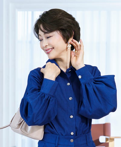 【公式サイト限定】PRISILA Limiシニア手植えオールウィッグ(人毛ミックス)【グレースカールショート】LA-009(Mサイズ)　モデル着用画像カラー：ZNC:人毛ミックスナチュラルカラー