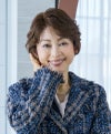 【公式サイト限定】PRISILA Limiシニア手植えオールウィッグ(人毛ミックス)【グレースカールショート】LA-009(Mサイズ)　モデル着用画像カラー：ZNB:人毛ミックスナチュラルブラウン