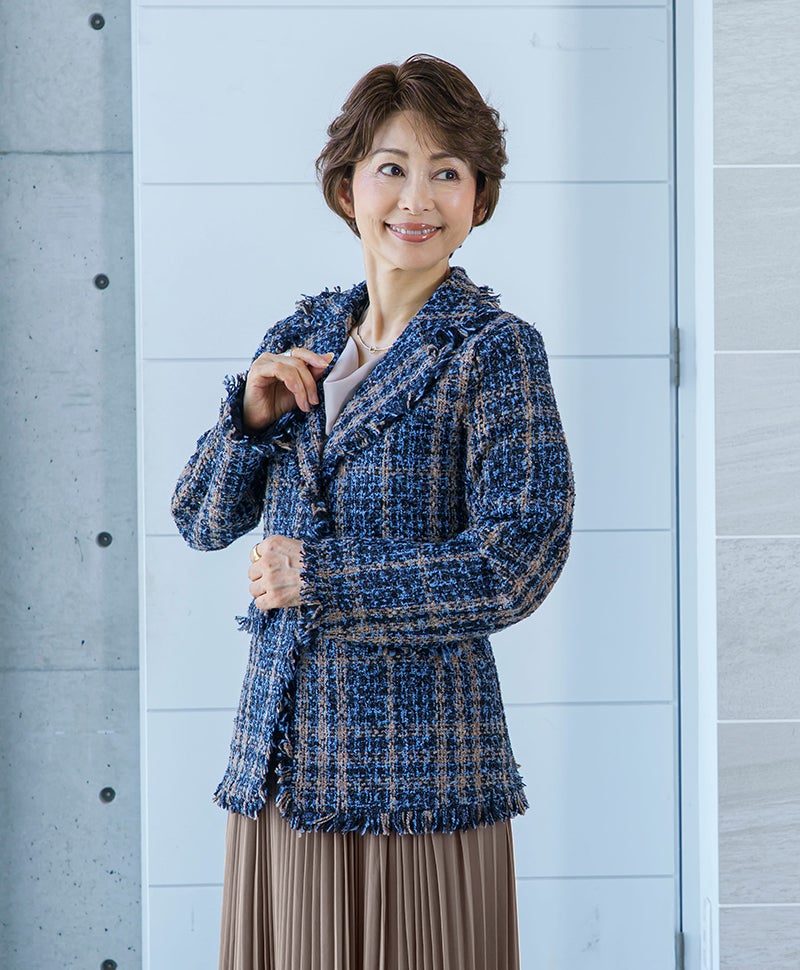 【公式サイト限定】PRISILA Limiシニア手植えオールウィッグ(人毛ミックス)【グレースカールショート】LA-009(Mサイズ)　モデル着用画像カラー：ZNB:人毛ミックスナチュラルブラウン
