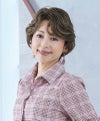 【公式サイト限定】PRISILA Limiシニア手植えオールウィッグ(人毛ミックス)【グレースカールショート】LA-009(Mサイズ)　モデル着用画像カラー：ZHM:人毛ミックスハイメッシュ