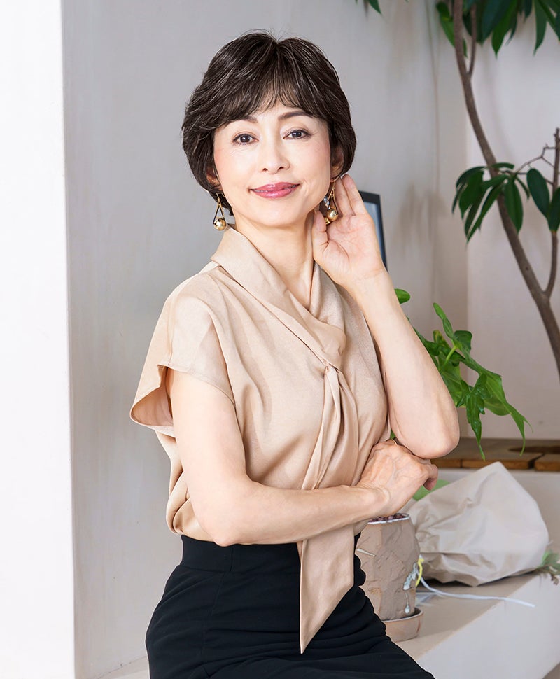 【公式サイト限定】PRISILA Limiシニア手植えオールウィッグ(人毛ミックス)【ソフィーショート】LA-010(Mサイズ)　モデル着用画像カラー：ZBGH:人毛ミックスブラックグレイヘア