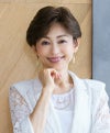 【公式サイト限定】PRISILA Limiシニア手植えオールウィッグ(人毛ミックス)【ソフィーショート】LA-010(Mサイズ)　モデル着用画像カラー：ZNC:人毛ミックスナチュラルカラー