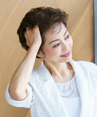 【公式サイト限定】PRISILA Limiシニア手植えオールウィッグ(人毛ミックス)【ソフィーショート】LA-010(Mサイズ)　モデル着用画像カラー：ZNC:人毛ミックスナチュラルカラー