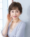 【公式サイト限定】PRISILA Limiシニア手植えオールウィッグ(人毛ミックス)【ソフィーショート】LA-010(Mサイズ)　モデル着用画像カラー：ZNB:人毛ミックスナチュラルブラウン