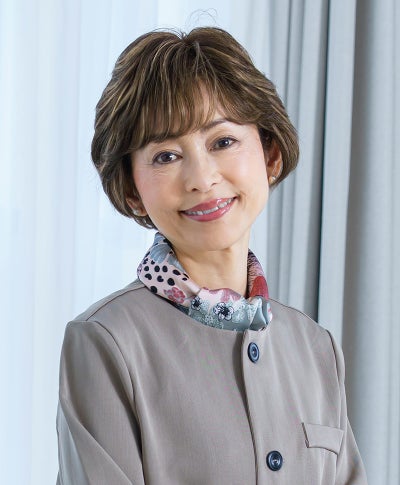 【公式サイト限定】PRISILA Limiシニア手植えオールウィッグ(人毛ミックス)【ソフィーショート】LA-010(Mサイズ)　モデル着用画像カラー：ZHM:人毛ミックスハイメッシュ