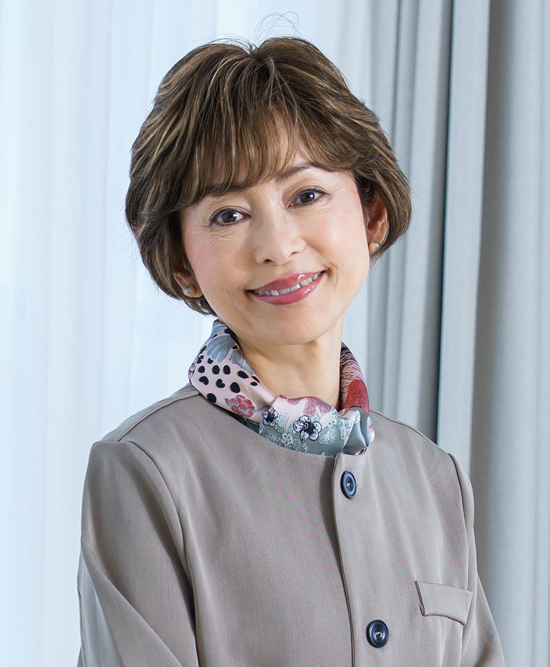 【公式サイト限定】PRISILA Limiシニア手植えオールウィッグ(人毛ミックス)【ソフィーショート】LA-010(Mサイズ)　モデル着用画像カラー：ZHM:人毛ミックスハイメッシュ