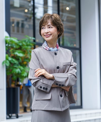 【公式サイト限定】PRISILA Limiシニア手植えオールウィッグ(人毛ミックス)【ソフィーショート】LA-010(Mサイズ)　モデル着用画像カラー：ZHM:人毛ミックスハイメッシュ