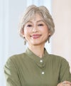 【公式サイト限定】PRISILA Limiシニア手植えオールウィッグ(人毛ミックス)【ソフィーショート】LA-010(Mサイズ)　モデル着用画像カラー：ZRGH:人毛ミックスブラウングレイヘア