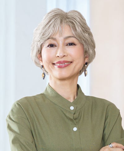 【公式サイト限定】PRISILA Limiシニア手植えオールウィッグ(人毛ミックス)【ソフィーショート】LA-010(Mサイズ)　モデル着用画像カラー：ZRGH:人毛ミックスブラウングレイヘア