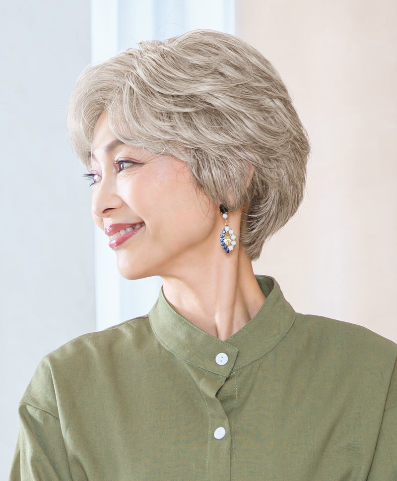 【公式サイト限定】PRISILA Limiシニア手植えオールウィッグ(人毛ミックス)【ソフィーショート】LA-010(Mサイズ)　モデル着用画像カラー：ZRGH:人毛ミックスブラウングレイヘア