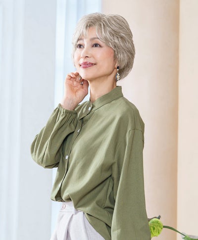 【公式サイト限定】PRISILA Limiシニア手植えオールウィッグ(人毛ミックス)【ソフィーショート】LA-010(Mサイズ)　モデル着用画像カラー：ZRGH:人毛ミックスブラウングレイヘア
