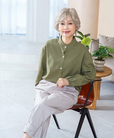 【公式サイト限定】PRISILA Limiシニア手植えオールウィッグ(人毛ミックス)【ソフィーショート】LA-010(Mサイズ)　モデル着用画像カラー：ZRGH:人毛ミックスブラウングレイヘア