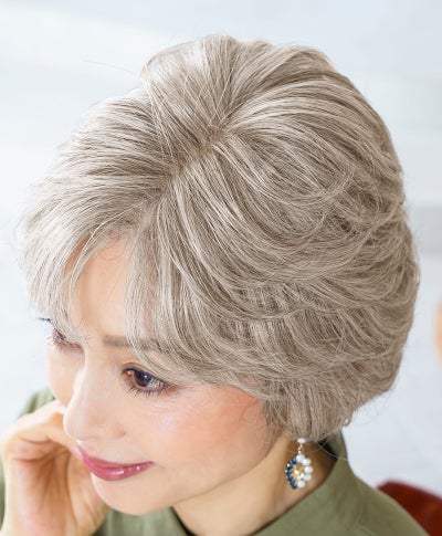 【公式サイト限定】PRISILA Limiシニア手植えオールウィッグ(人毛ミックス)【ソフィーショート】LA-010(Mサイズ)　モデル着用画像カラー：ZRGH:人毛ミックスブラウングレイヘア