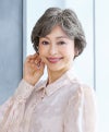【公式サイト限定】PRISILA Limiシニア手植えオールウィッグ(人毛ミックス)【ソフィーショート】LA-010(Mサイズ)　モデル着用画像カラー：ZNGH:人毛ミックスナチュラルグレイヘア