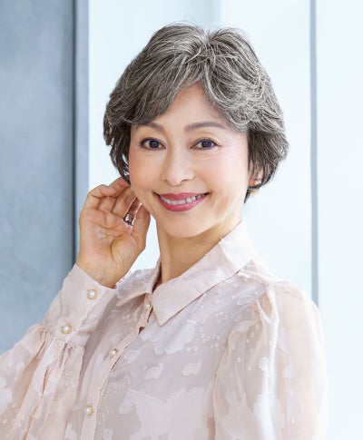 【公式サイト限定】PRISILA Limiシニア手植えオールウィッグ(人毛ミックス)【ソフィーショート】LA-010(Mサイズ)　モデル着用画像カラー：ZNGH:人毛ミックスナチュラルグレイヘア