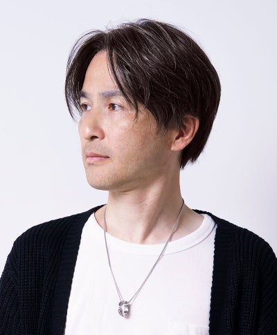 プリシラマン(人毛ミックス)【ナチュラルセンターショート】MA-004　モデル着用カラー　ZBGH:人毛ミックスブラックグレイヘア